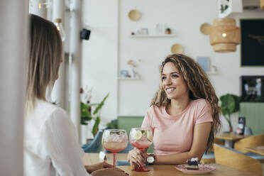 Junge Frauen haben Spaß in einem Restaurant - MOMF00829