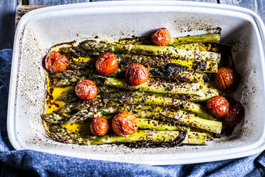 Gegrillter grüner Spargel mit Kirschtomaten in einem Auflauf - SBDF04127