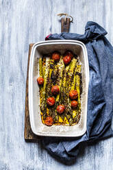 Gegrillter grüner Spargel mit Kirschtomaten in einem Auflauf - SBDF04128