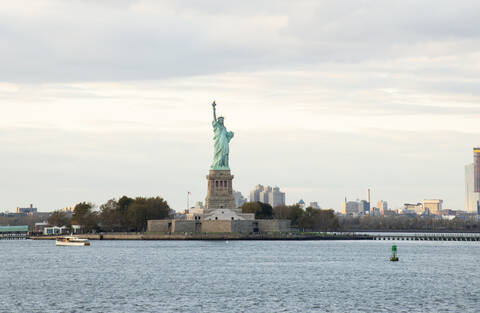 USA, New York, New York City, Blick auf die Freiheitsstatue, lizenzfreies Stockfoto