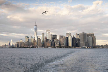 USA, New York, New York City, Skyline von Manhattan über den Hudson River gesehen - CJMF00176
