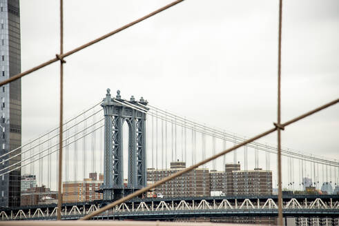 USA, New York, New York City, Manhattan Bridge gegen Wohngebäude - CJMF00180