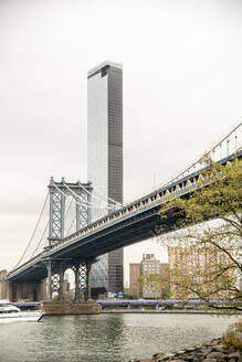 USA, New York, New York City, Manhattan Bridge gegen den Wolkenkratzer One Manhattan Square - CJMF00181