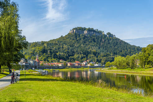 Deutschland, Sachsen, Königstein, Festung Königstein mit Blick auf die Elbe - FRF00892