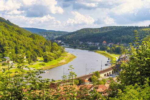 Deutschland, Sachsen, Königstein, Stadt am Fluss und bewaldete Hügel im Elbtal - FRF00899