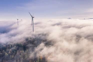 Germany, Baden-Wurttemberg, Goldboden, Wind farm shrouded in autumn fog - STSF02364