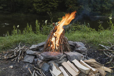 Brennendes Lagerfeuer im Steinkreis - GWF06306