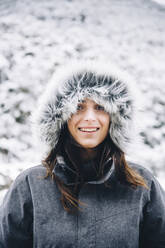 Porträt einer lächelnden jungen Frau im Winter - OCMF00926