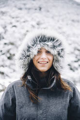 Portrait of smiling young woman in winter - OCMF00926