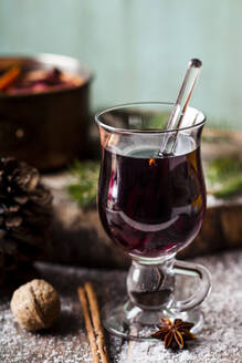 Nahaufnahme von Glühwein in einem Glas - SBDF04138