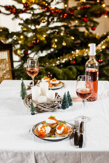 Blinis with sour cream, smoked salmon and fish roe, in front of Christmas decoration - SBDF04140