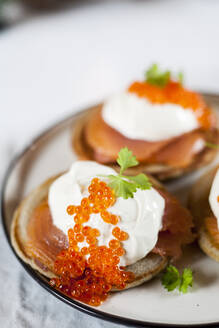 Blinis with sour cream, smoked salmon and fish roe - SBDF04143