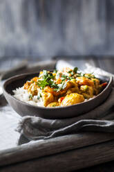 Schüssel mit veganem Curry mit Kartoffeln, Karotten, Erbsen, Petersilie und Kürbis - SBDF04157