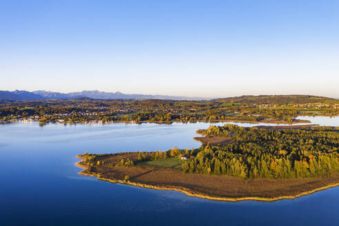 Deutschland, Bayern, Prien am Chiemsee, Luftbild der Halbinsel Sassau am Chiemsee in der Morgendämmerung - SIEF09341