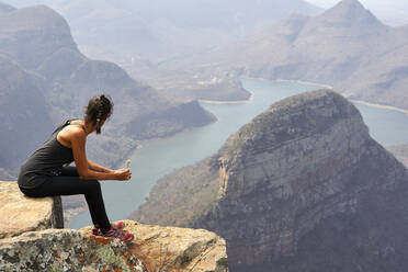 Frau auf dem Gipfel eines Felsens im Blyde River Canyon, Südafrika - VEGF00864