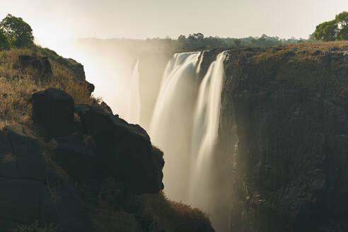 Blick auf die Victoriafälle bei Sonnenuntergang, Simbabwe - VEGF00870