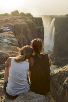 Zwei Frauen genießen den Blick auf die Victoriafälle, Simbabwe - VEGF00871