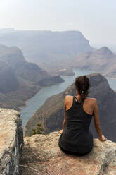 Frau auf dem Gipfel eines Felsens im Blyde River Canyon, Südafrika - VEGF00874