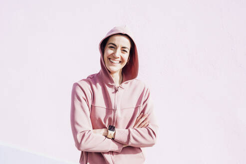 Porträt einer lächelnden Frau mit rosa Kapuze - JCMF00315