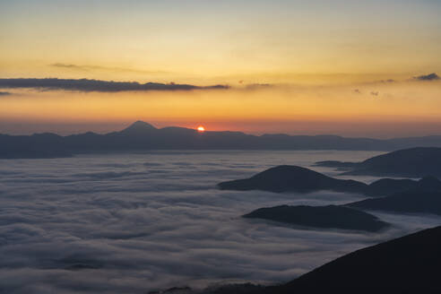 Italien, Dichter Nebel umhüllt den Monte San Vicino bei Sonnenaufgang im Herbst - LOMF00929