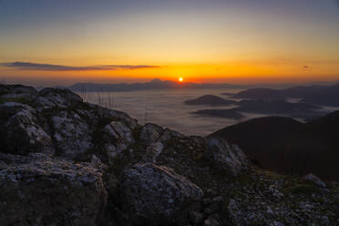 Italien, Dichter Nebel umhüllt den Monte San Vicino bei Sonnenaufgang im Herbst - LOMF00930