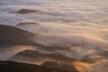 Italien, Luftaufnahme eines dichten Morgennebels, der ein bewaldetes Tal im Apennin einhüllt - LOMF00932