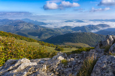 Italien, Provinz Perugia, Gualdo Tadino, Aussicht auf das Sorda-Tal im Herbst - LOMF00935