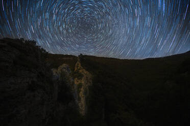 Italien, Sternenschweif über dem Monte Cucco bei Nacht - LOMF00936