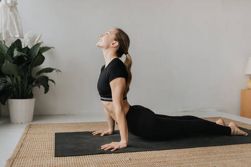 Frau übt Yoga im Studio - ISF22950