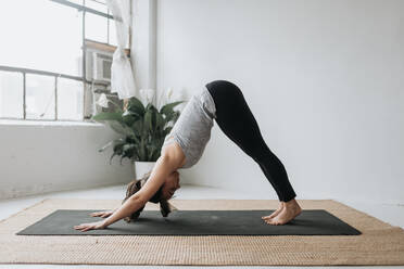 Frau übt Yoga im Studio - ISF22952