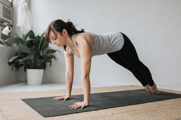 Frau übt Yoga im Studio - ISF22953