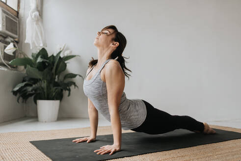 Frau übt Yoga im Studio - ISF22954