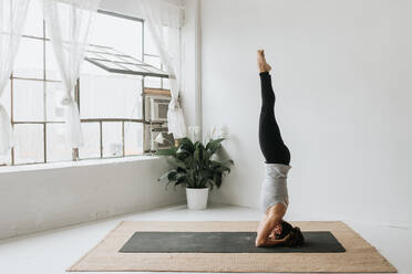 Frau übt Yoga im Studio - ISF22956