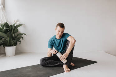 Mann macht Pause im Yogastudio - ISF22957