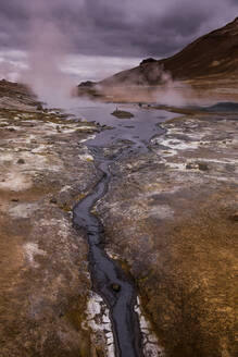 Aus der geothermischen Landschaft aufsteigender Dampf, Namaskard hverir, Myvatn, Island - ISF22970