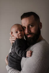 Junger Mann mit Babysohn auf dem Arm, Porträt - ISF22999