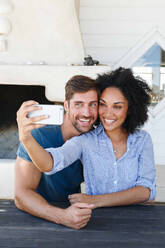 Couple taking selfie in beach house - ISF23116