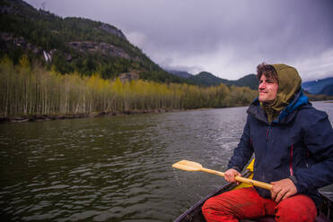 Mann beim Kanufahren auf dem Squamish River nach Howe Sound, Kanada - ISF23159