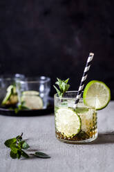 Mojito mit braunem Zucker, Limette und Minze - SBDF04175