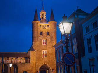 Stadttor in der Abenddämmerung, Zierikzee, Niederlande - LAF02435