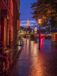 Stadtansicht in der Abenddämmerung mit beleuchtetem Turm des Rathauses, Zierikzee, Niederlande - LAF02437