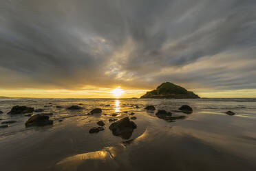 Neuseeland, Tongaporutu, Bewölkter Himmel über sandigem Küstenstrand bei Sonnenuntergang mit der Insel Motuotamatea im Hintergrund - FOF11190