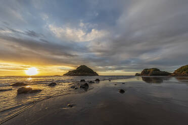 Neuseeland, Tongaporutu, Bewölkter Himmel über sandigem Küstenstrand bei Sonnenuntergang mit der Insel Motuotamatea im Hintergrund - FOF11191