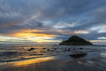 Neuseeland, Tongaporutu, Bewölkter Himmel über sandigem Küstenstrand bei Sonnenuntergang mit der Insel Motuotamatea im Hintergrund - FOF11192