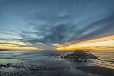 Neuseeland, Tongaporutu, Bewölkter Himmel über sandigem Küstenstrand bei Sonnenuntergang mit der Insel Motuotamatea im Hintergrund - FOF11204