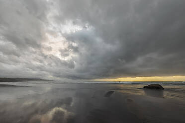 Neuseeland, Tongaporutu, Bewölkter Himmel über sandigem Küstenstrand in grauer Abenddämmerung - FOF11208