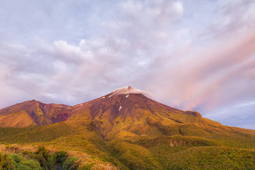 Neuseeland, Vulkan Mount Taranaki in der Morgendämmerung - FOF11214