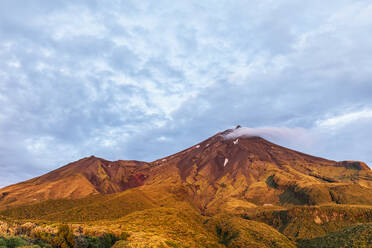 Neuseeland, Vulkan Mount Taranaki in der Morgendämmerung - FOF11220