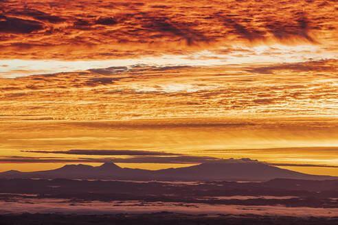 Neuseeland, Dramatischer Sonnenaufgang über dem Tongariro National Park mit Silhouetten der Vulkane in der Ferne - FOF11221