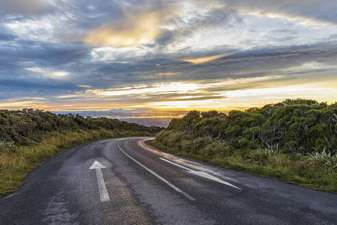 Neuseeland, Wolken über leerer Asphaltstraße im Egmont National Park in der Abenddämmerung - FOF11224